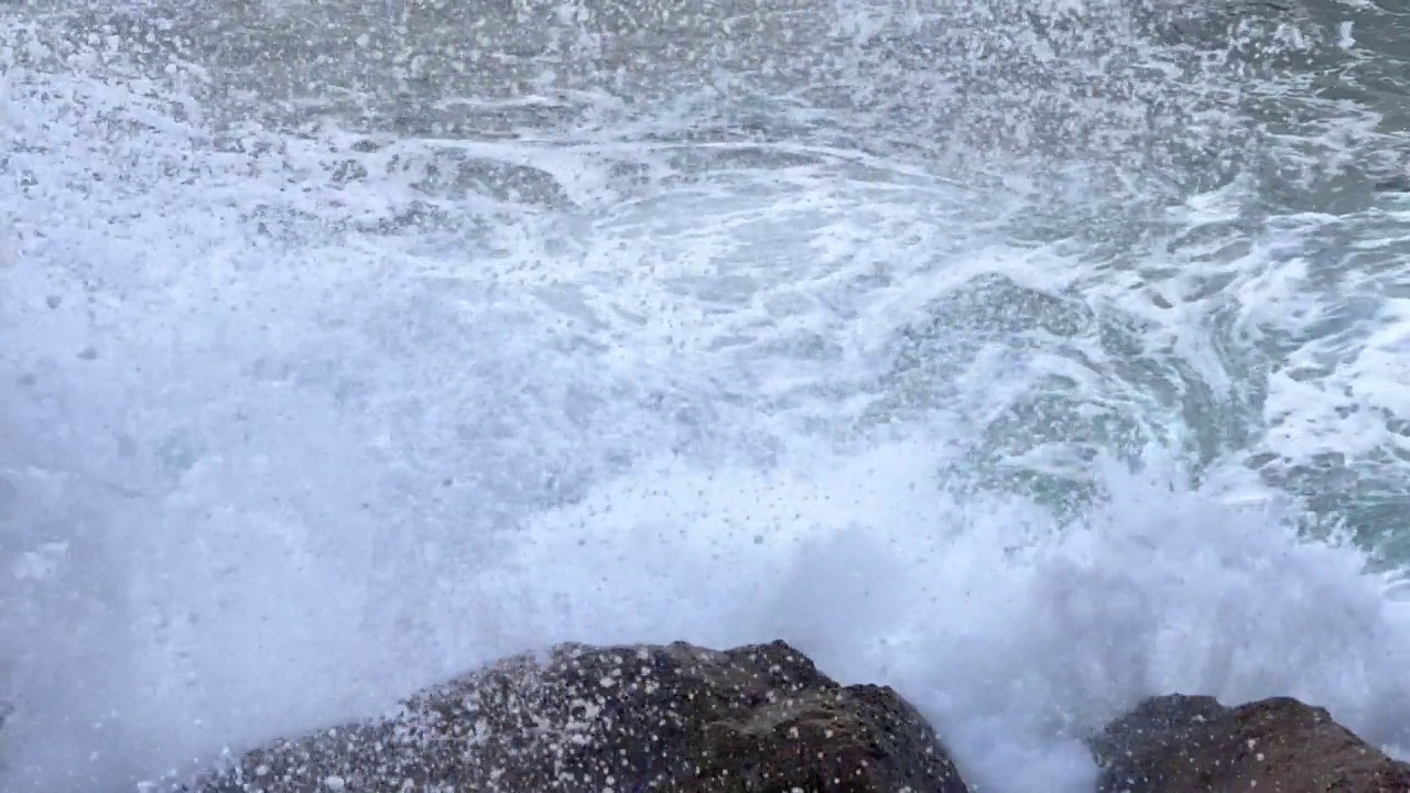 海浪拍打着海岸视频素材