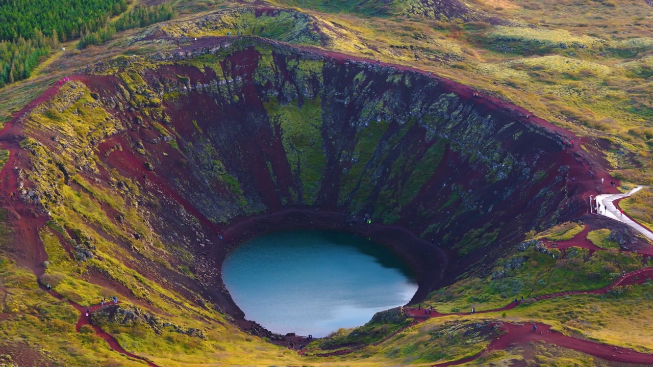 冰岛的Kerid火山口，底部的水，红土，植被和冷杉林作为背景视频素材