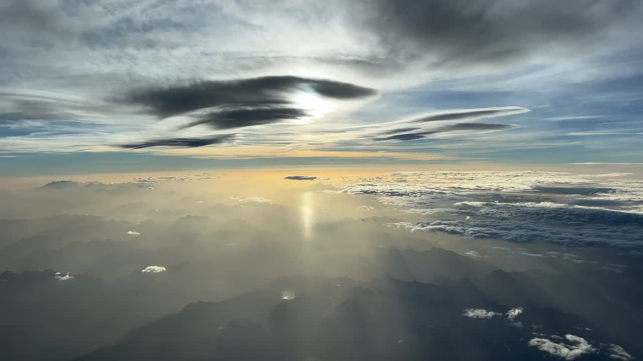 飞行员在9000米高空飞行时看到的意大利阿尔卑斯山脉的鸟瞰图视频素材