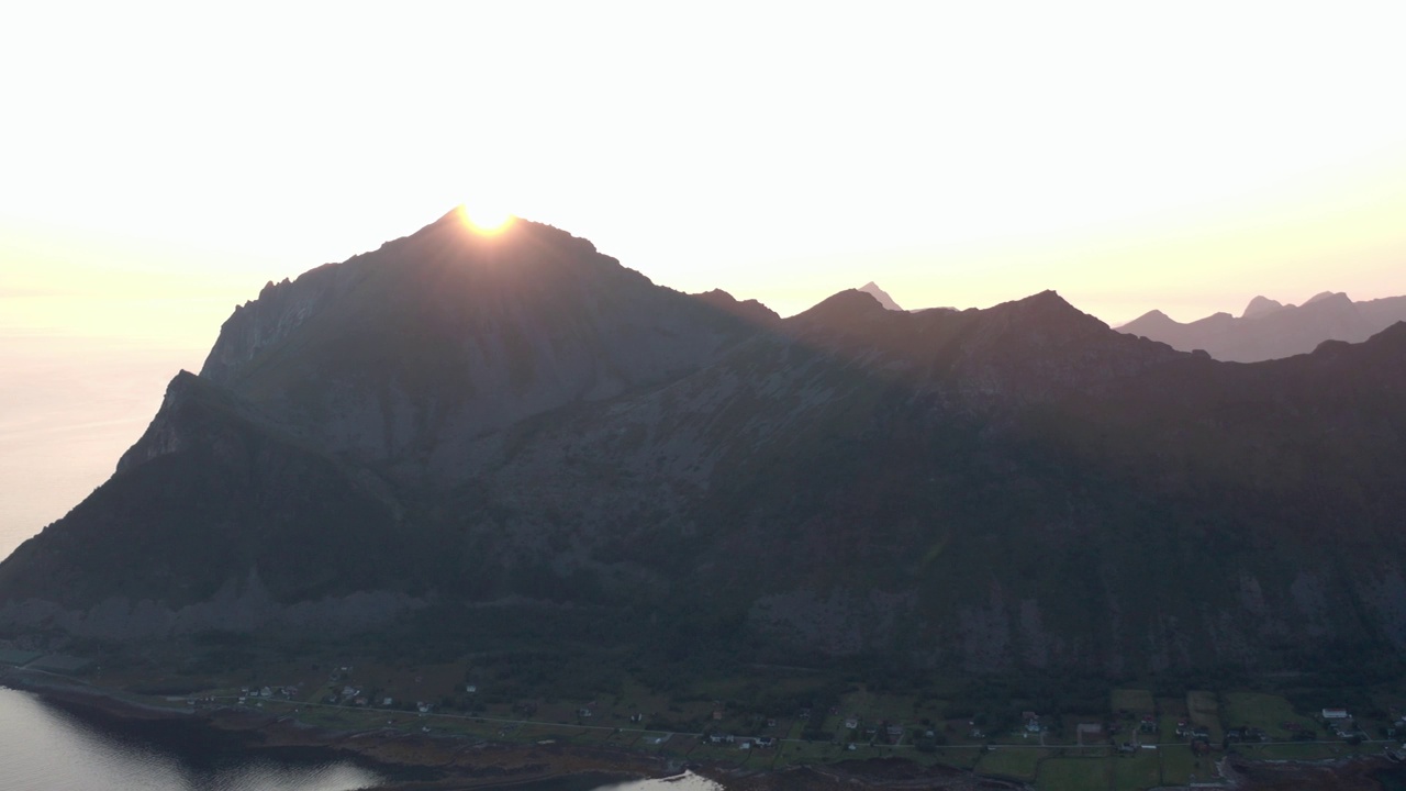 背光山峰日落在斯特丁登，挪威-淘金视频素材