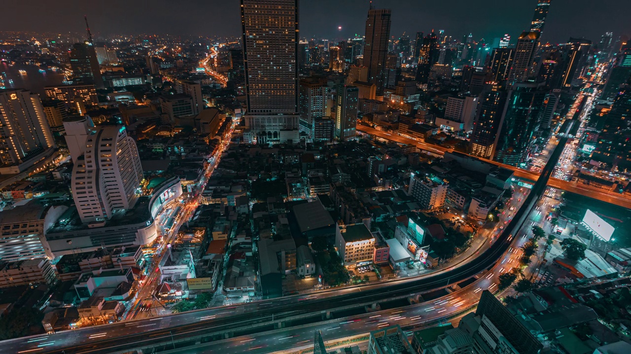 航拍曼谷夜景，BTS轻轨和道路上的交通。视频素材