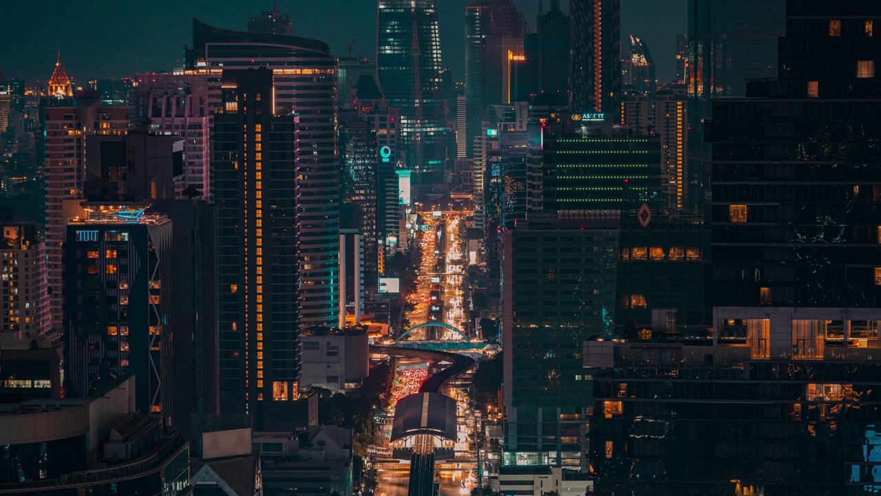 航拍曼谷夜景，BTS轻轨和道路上的交通。视频素材