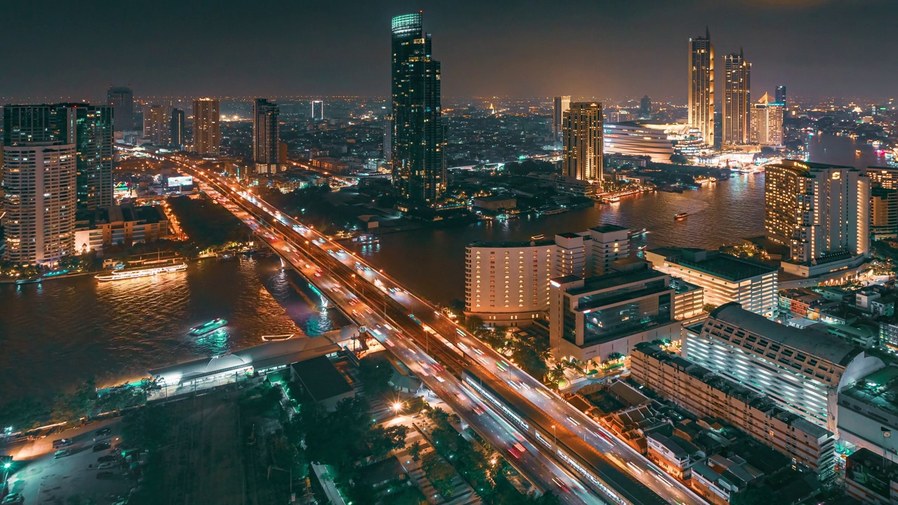 航拍曼谷夜景，BTS轻轨和道路上的交通。视频素材