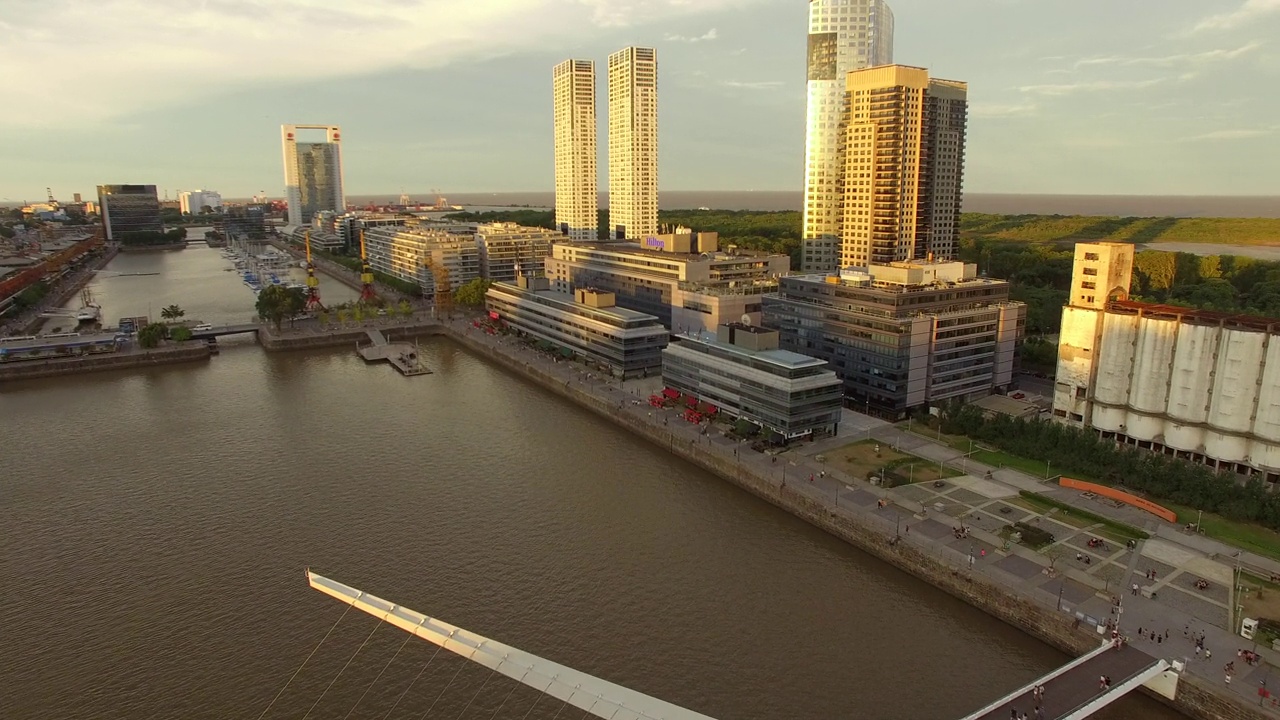 俯瞰建筑地标妇女桥(西班牙语:Puente de La Mujer)，位于阿根廷布宜诺斯艾利斯的马德罗港视频素材