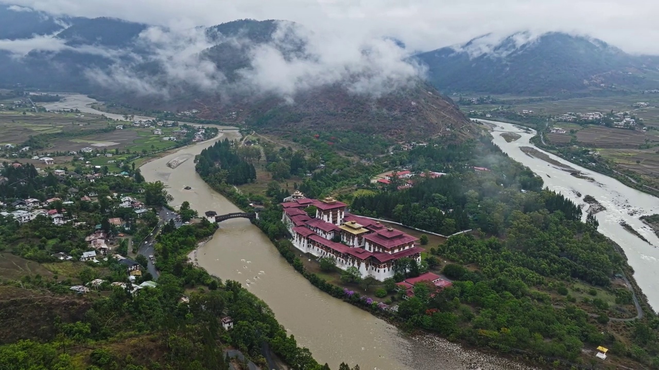 雄伟的普那卡宗建筑位于南亚不丹的喜马拉雅山脉。空中拍摄视频素材