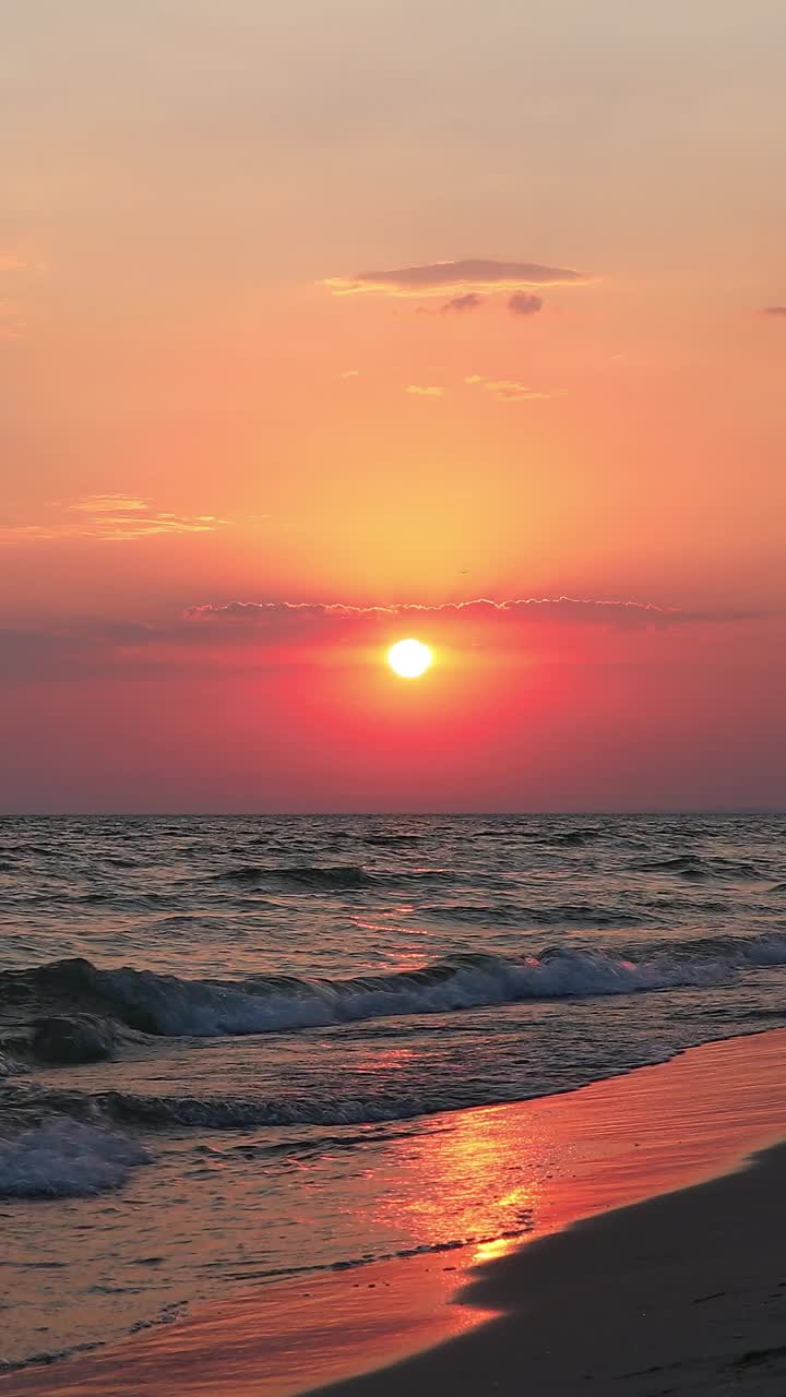 日落的海滨。远景视频素材