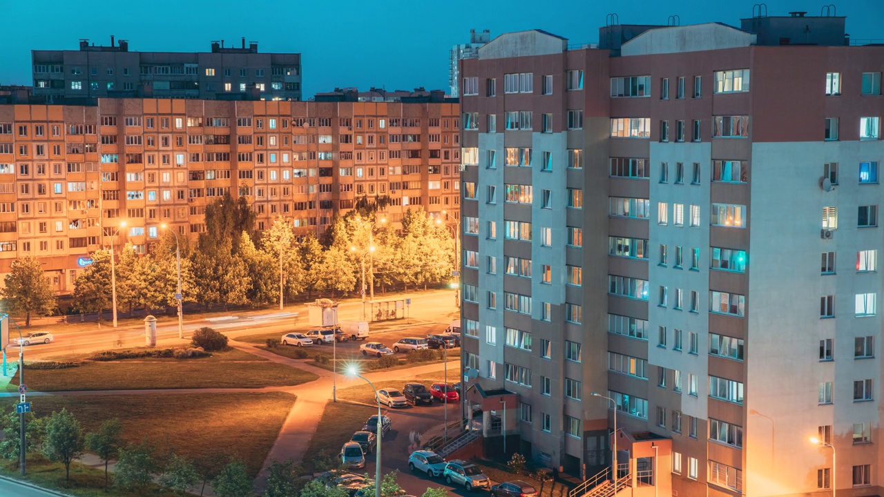 街道背景背景夜间延时。城市交通和高层住宅。高层房屋的延时夜景。高架景观城市天际线。夜间灯光照明延时视频素材