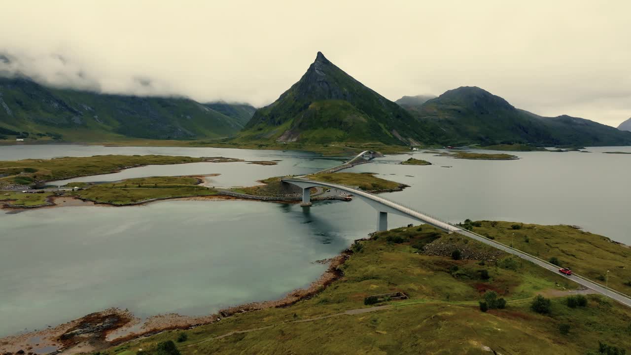 壮丽的鸟瞰图，在美丽的常绿岩石峡湾景观中，一座连接小岛的公路桥视频素材