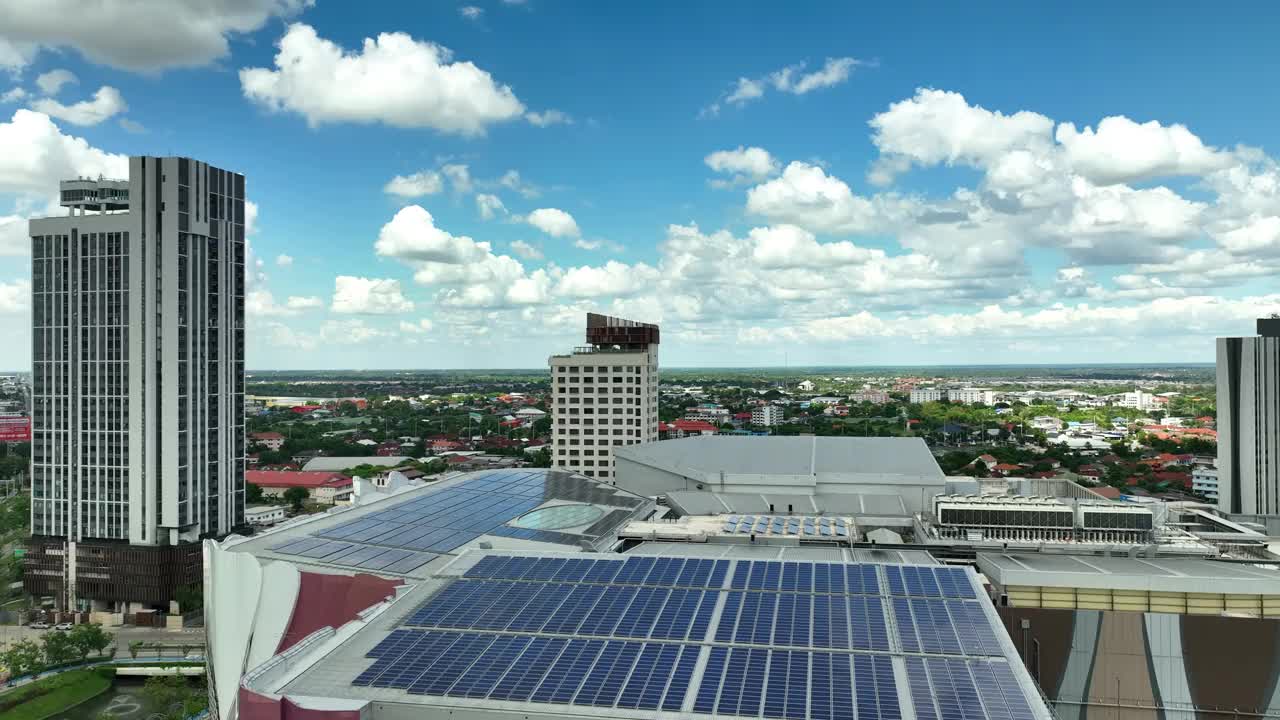 鸟瞰城市中的太阳能电池板视频素材