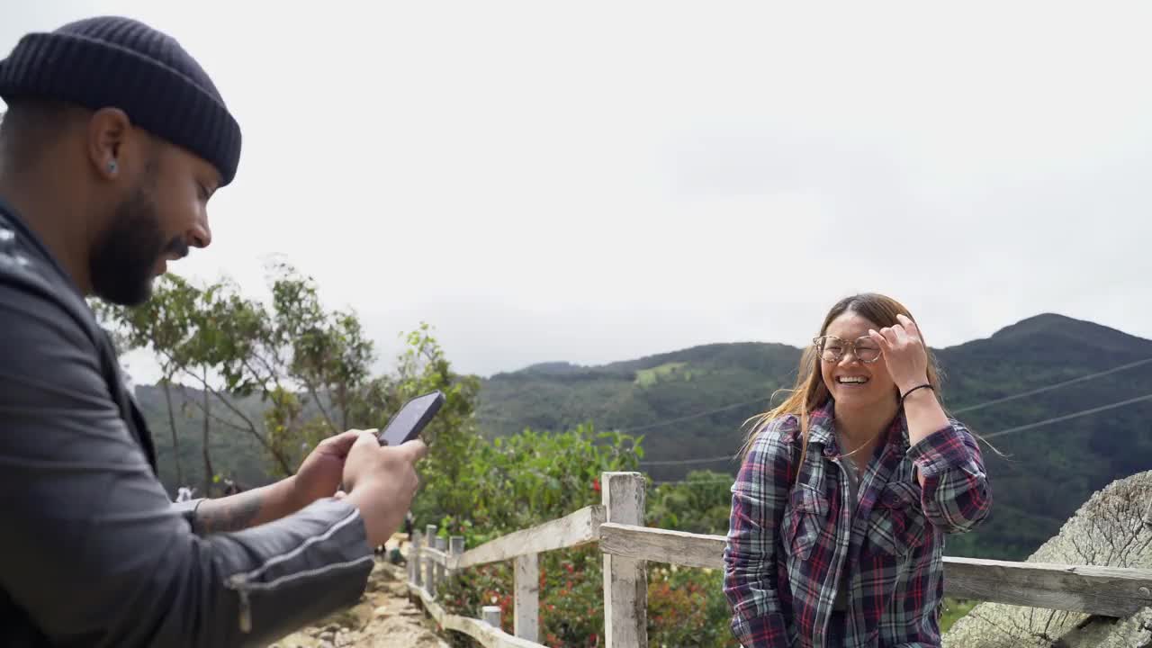 在哥伦比亚的蒙塞拉特，一名中年妇女正在摆姿势拍照视频素材