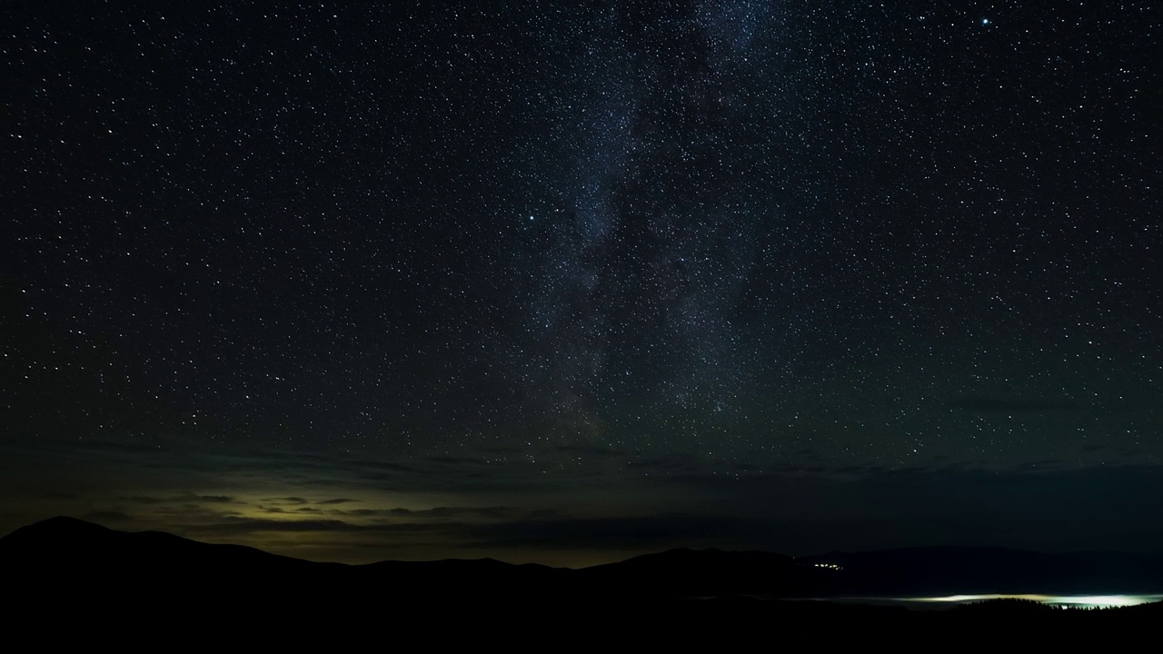 银河的时间流逝在星夜的群山和云层之上移动视频素材