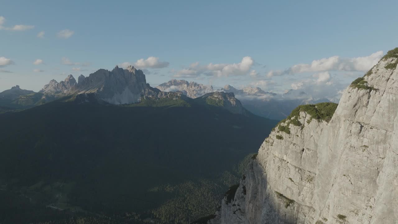 鸟瞰Cortina d’ampezzo, Trentino，南蒂罗尔，意大利。视频素材