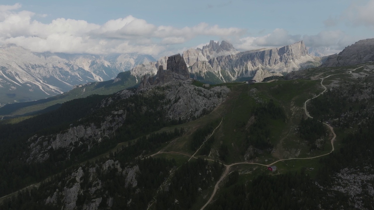 鸟瞰Cortina d’ampezzo, Trentino，南蒂罗尔，意大利。视频素材