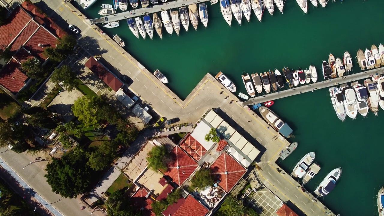 土耳其海滨度假城市Kemer的港口和沿海地区鸟瞰图。视频素材