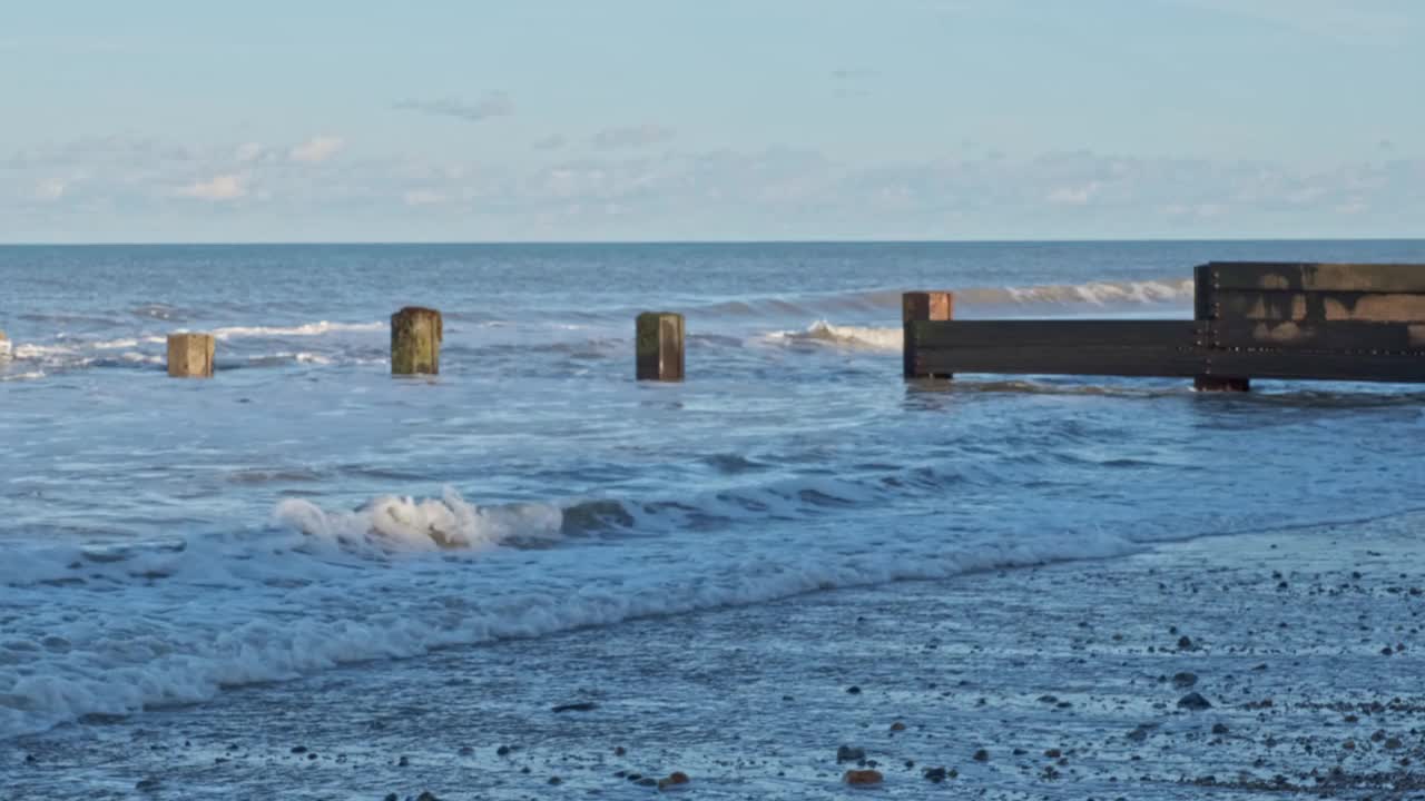 海浪冲击着海岸上的木制石阵视频素材