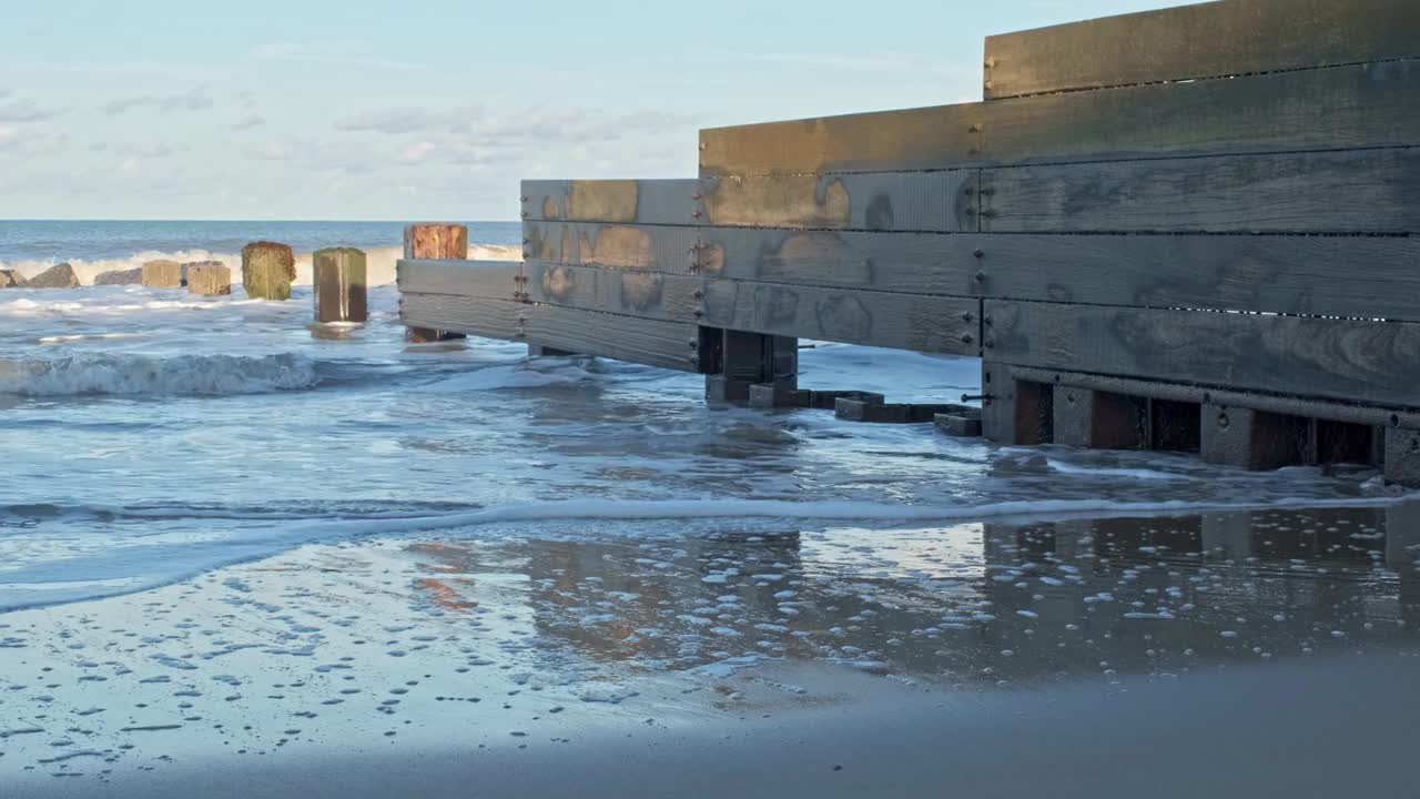 海浪冲击着海岸上的木制石阵视频素材