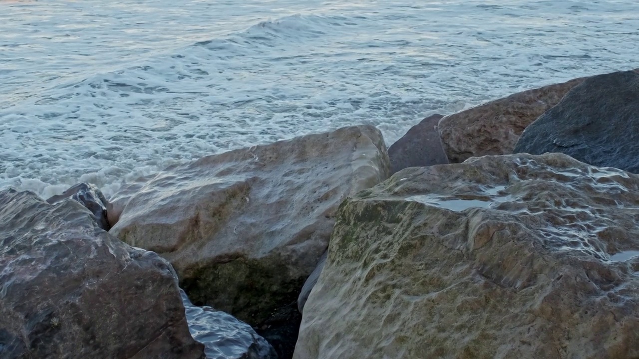 海岸岩石和海水视频素材