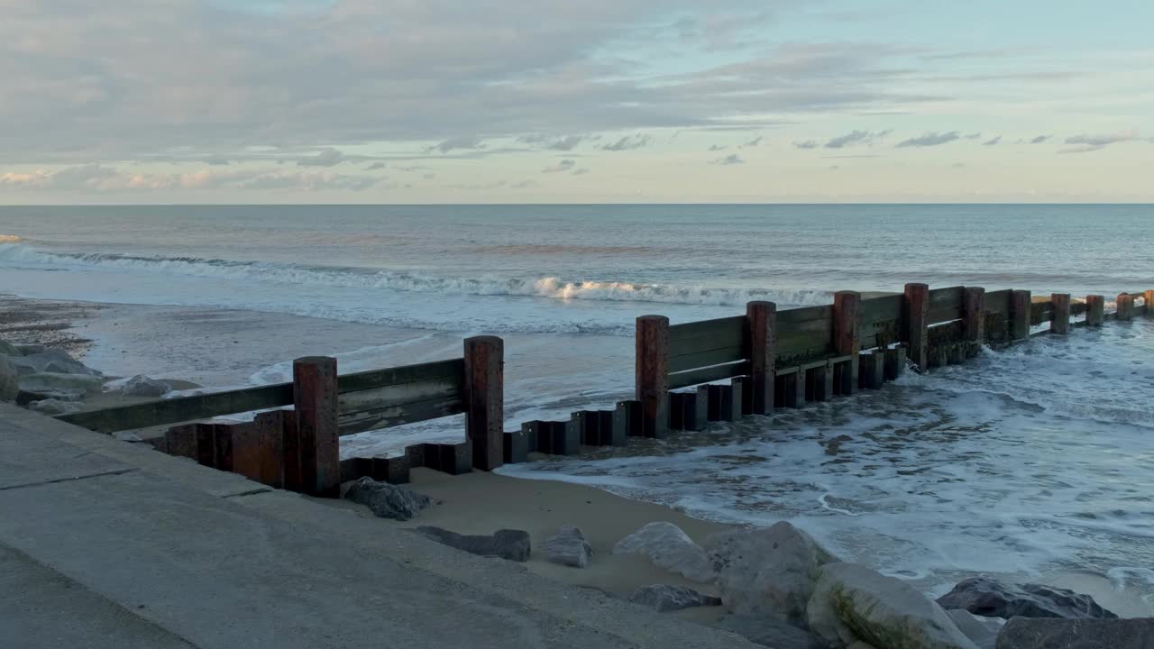 海浪冲击着海岸上的木制石阵视频素材