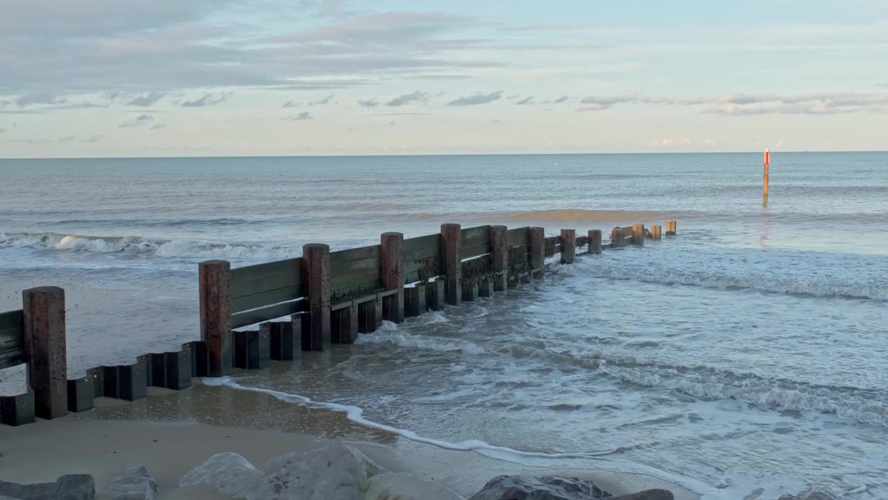 海浪冲击着海岸上的木制石阵视频素材