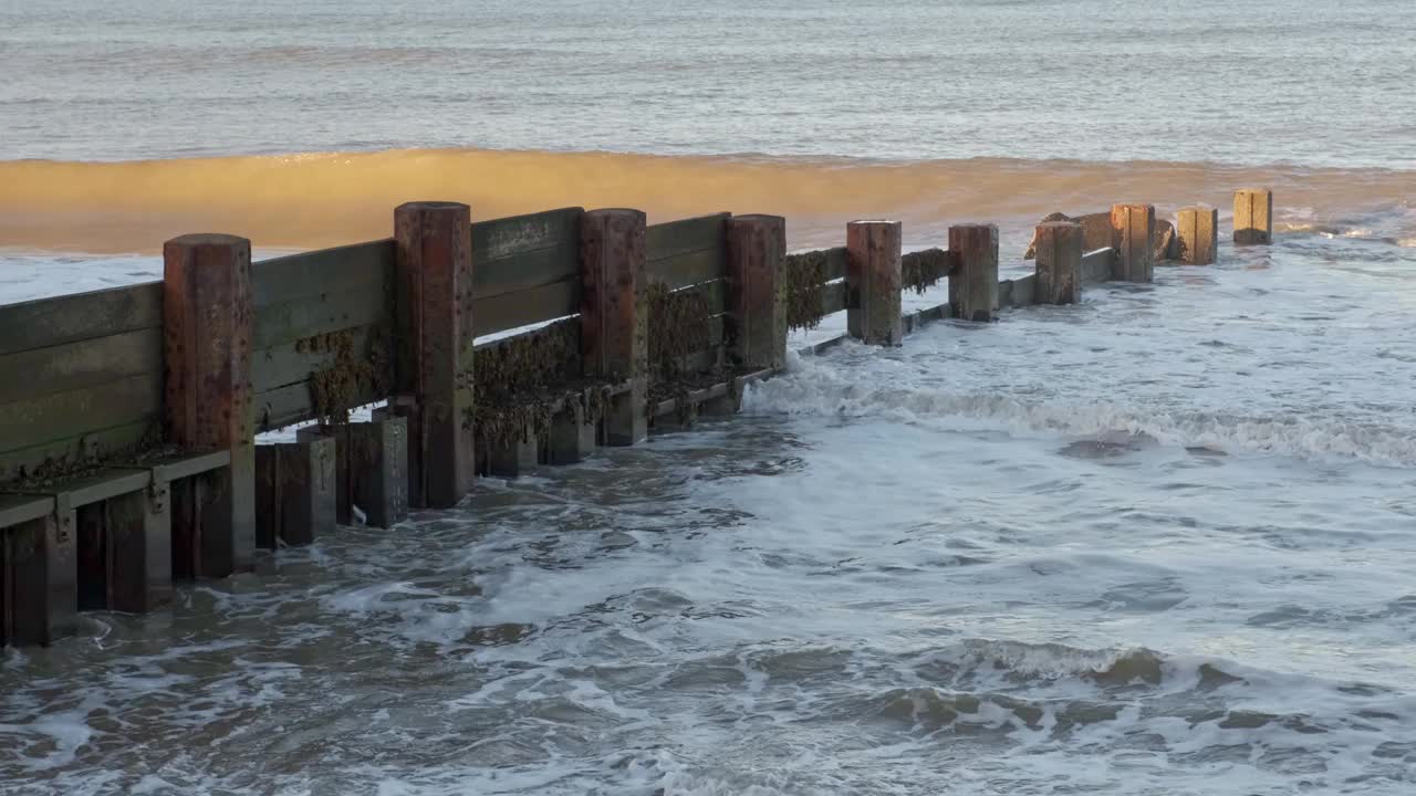 海浪冲击着海岸上的木制石阵视频素材