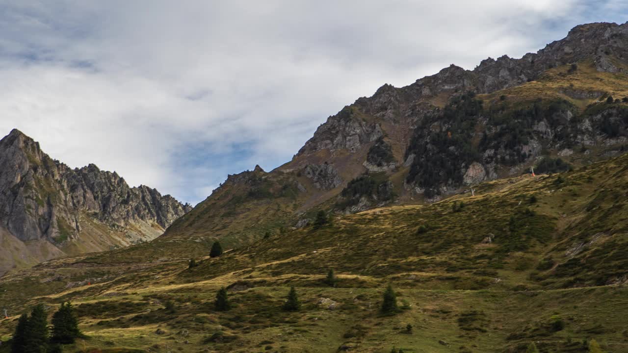 比利牛斯山脉图尔马雷峰的全景图视频素材