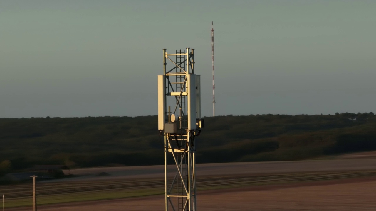 法国Chissay-en-Touraine新安装的5G电话基站。空中视频素材