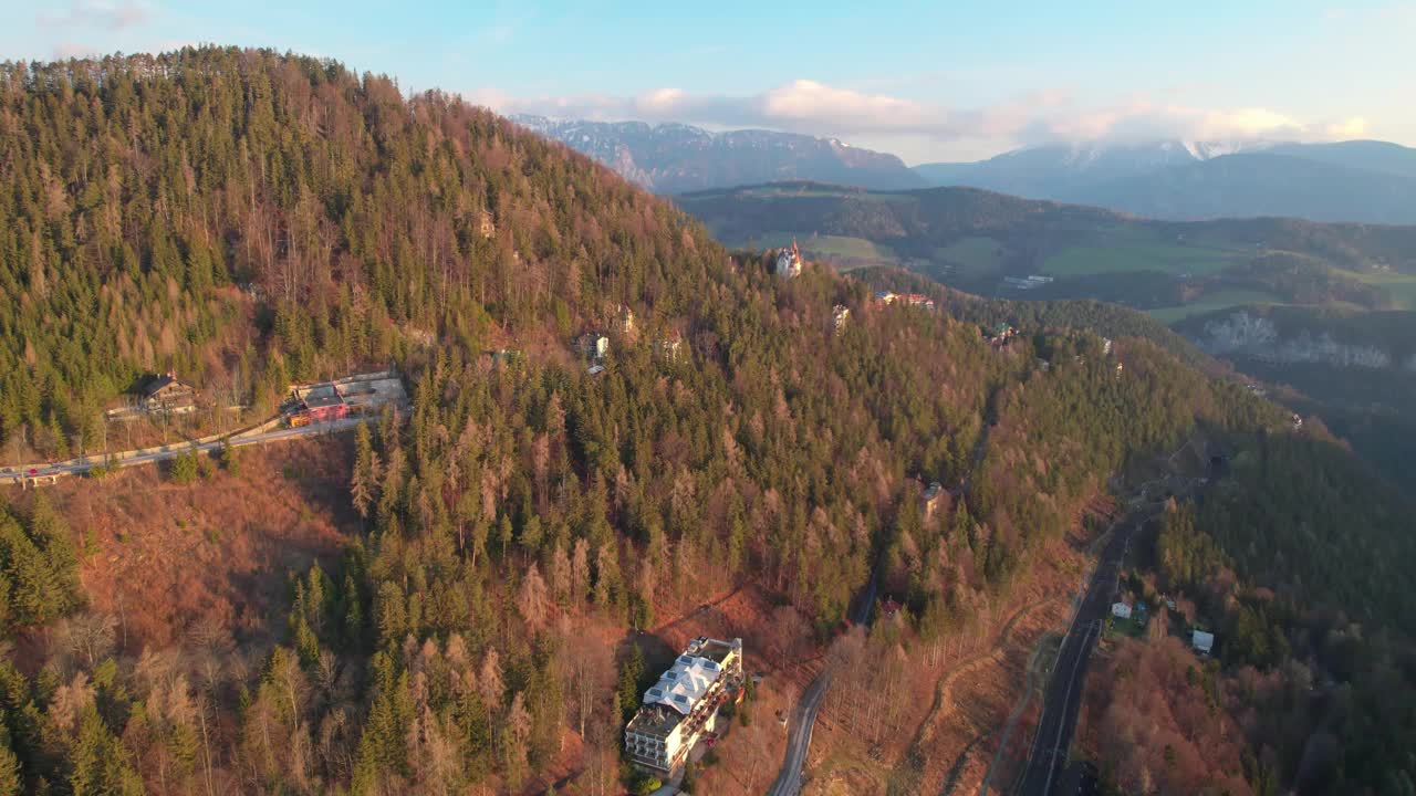 空中拍摄的山在夏季塞默林，奥地利。4K无人机视频素材