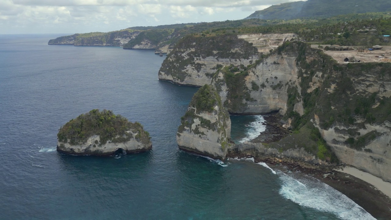 无人机俯瞰钻石海滩和努沙佩尼达海岸线，印尼巴厘岛视频素材