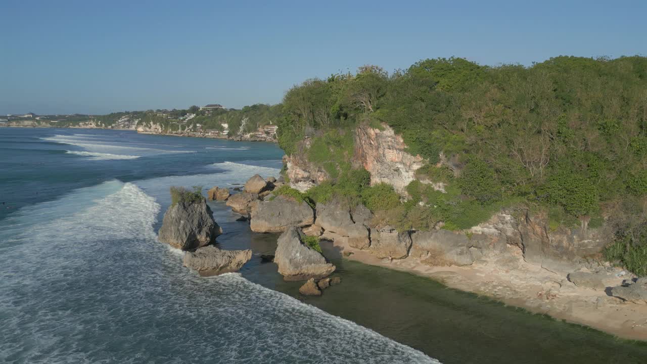 无人机拍摄的巴厘岛海岸海蚀岩层视频素材