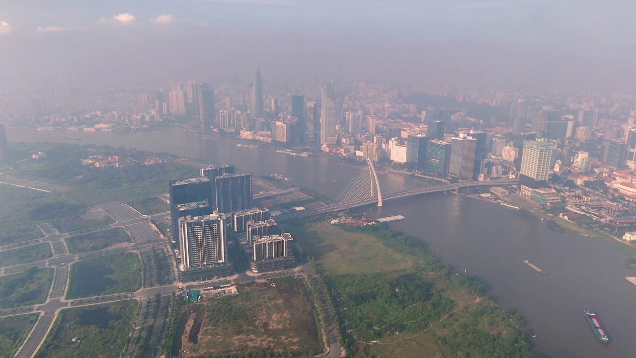 鸟瞰胡志明市的天际线，建筑，道路，桥梁和西贡河在越南的早晨。视频下载