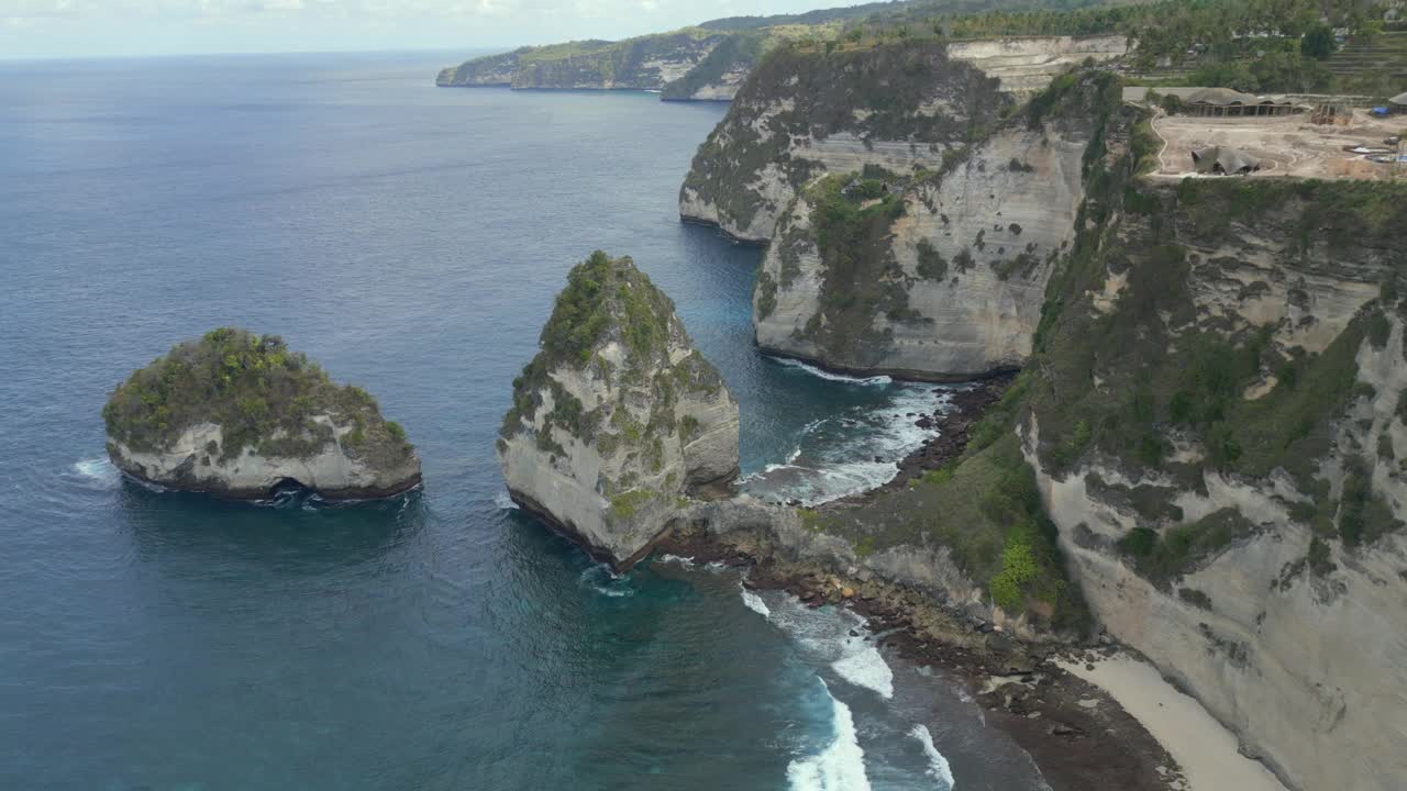 无人机拍摄的努沙佩尼达钻石海滩和悬崖岩层视频素材