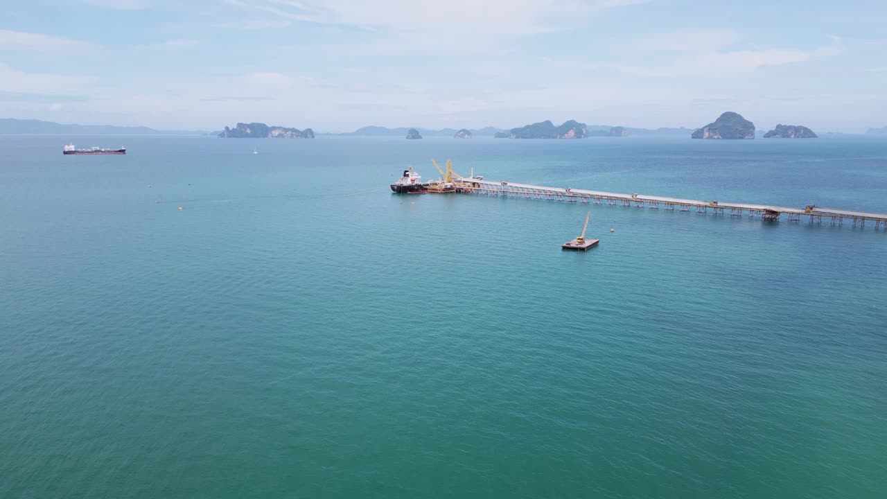 无人机视野，海上的原油油轮，停靠在海湾加油视频素材