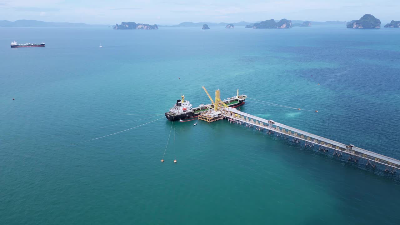 无人机视野，海上的原油油轮，停靠在海湾加油视频素材