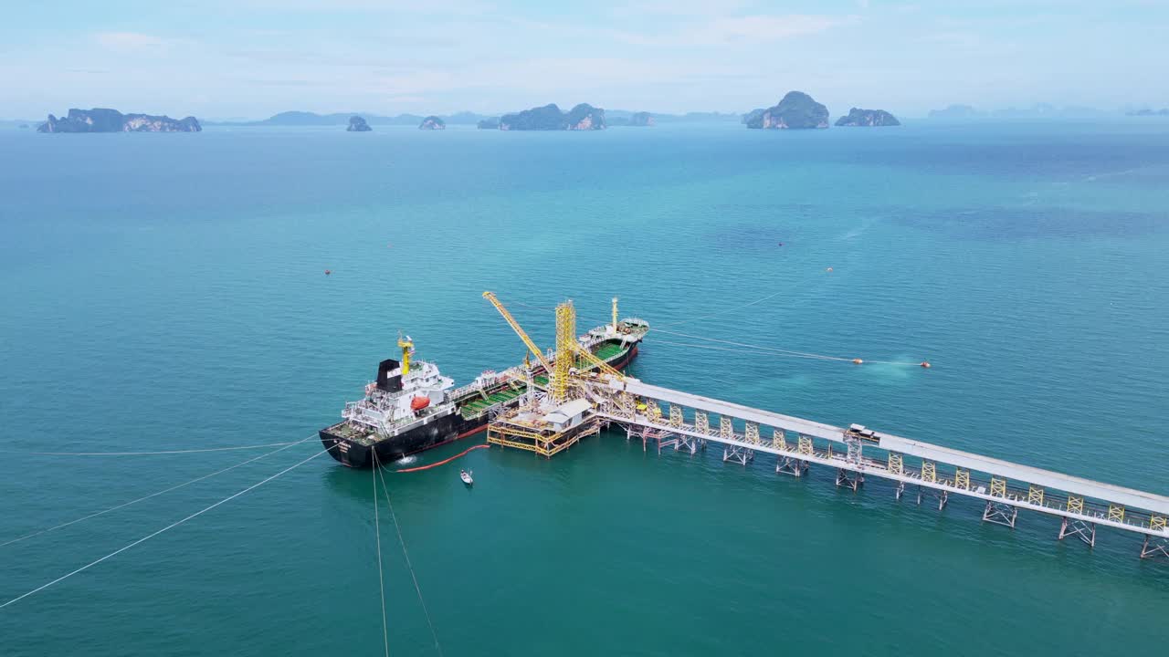 无人机视野，海上的原油油轮，停靠在海湾加油视频素材