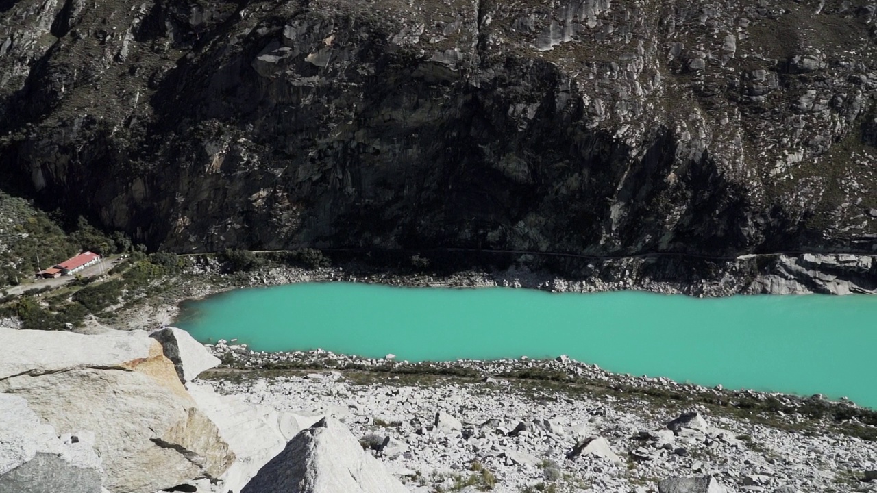 美丽的绿松石湖水在拉古纳帕隆泻湖在安第斯山脉的高山山脉在秘鲁华斯卡兰，雪山覆盖的山峰在一个明媚的阳光灿烂的一天。视频素材