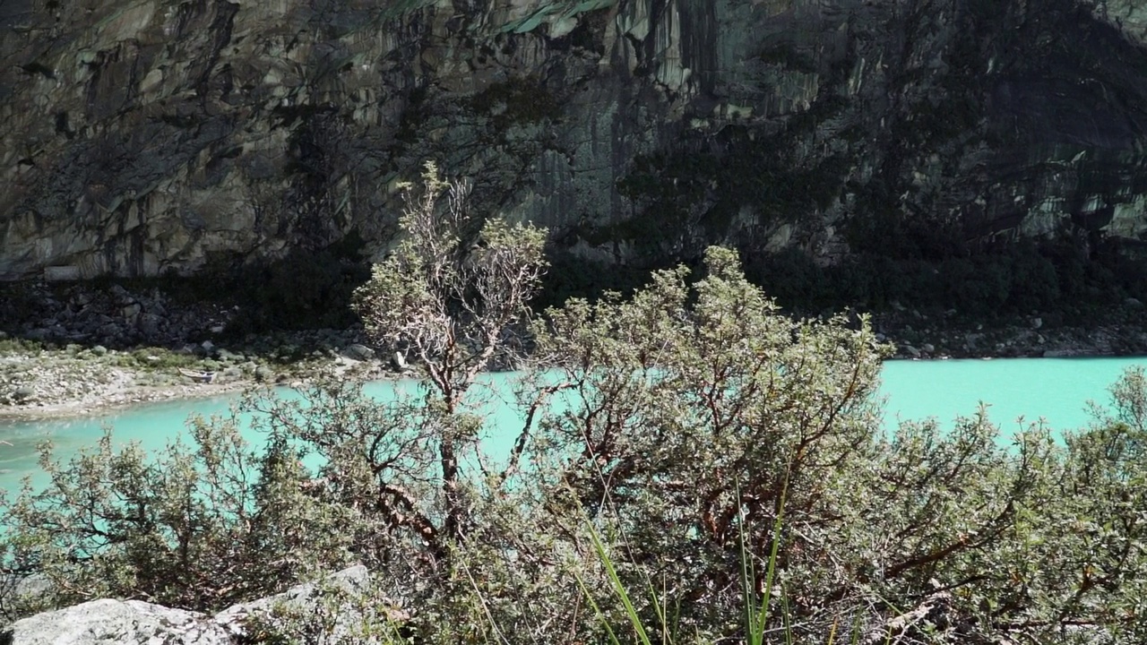 美丽的绿松石湖水在拉古纳帕隆泻湖在安第斯山脉的高山山脉在秘鲁华斯卡兰，雪山覆盖的山峰在一个明媚的阳光灿烂的一天。视频素材