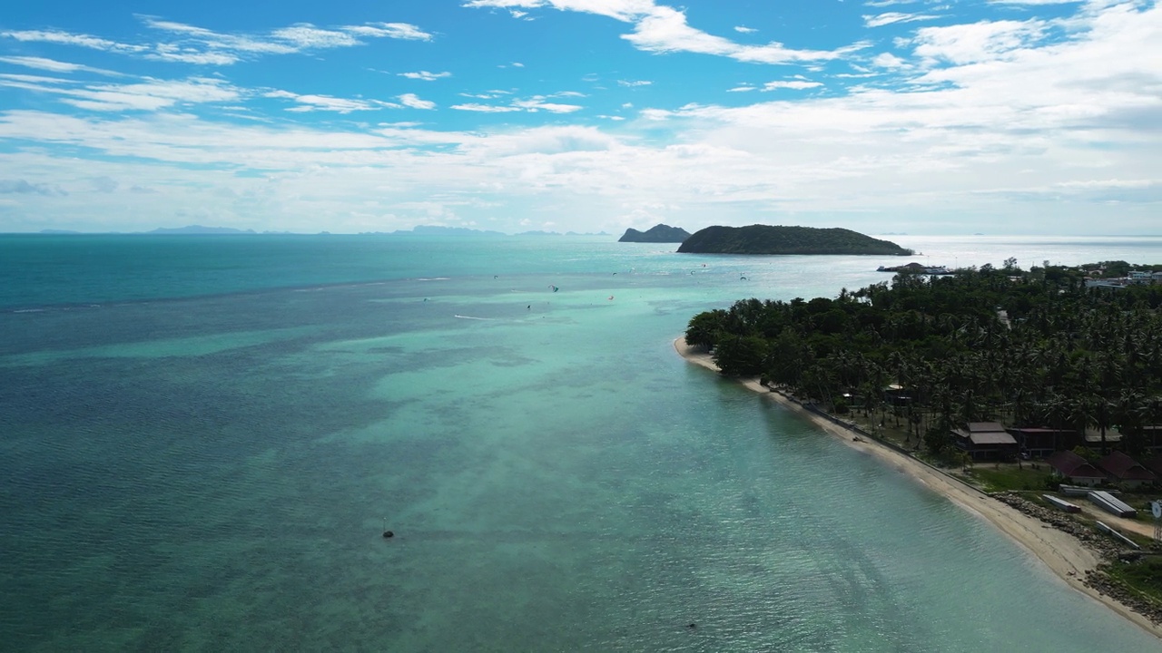 在泰国阳光明媚的一天，科帕颜岛海岸线上清澈的海水。——空中视频素材