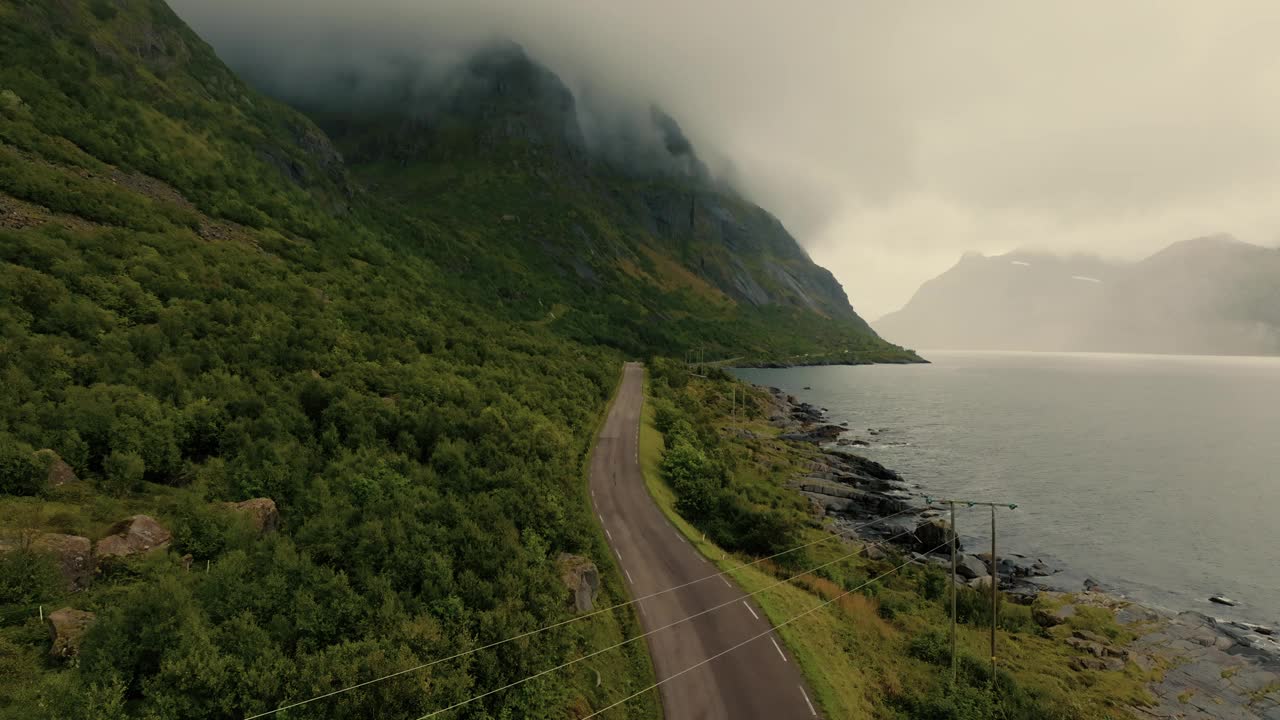 鸟瞰海滨公路在美丽的绿色北欧景观视频素材