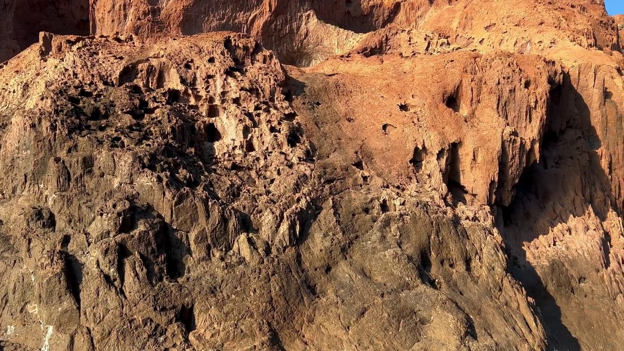 从法国科西嘉岛移动的船上看到的令人惊叹的夏季Scandola火山自然保护区视频素材