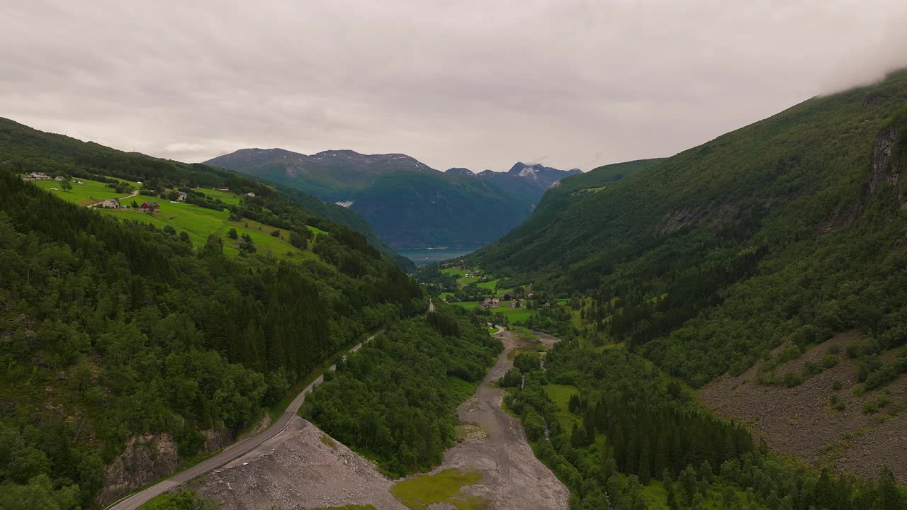 郁郁葱葱的山谷，挪威西海岸的河流流向峡湾。空中视频素材