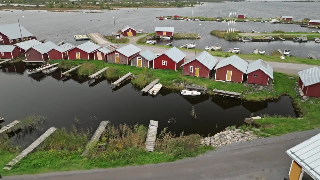 芬兰湖岸的传统渔民红小屋。无人机航拍视频素材