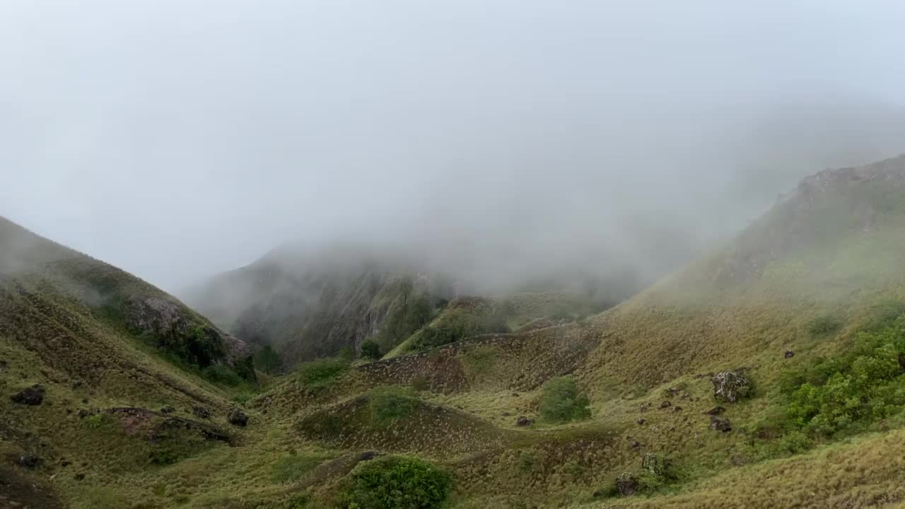 雾在Batur火山火山口，巴厘岛，印度尼西亚
清晨视频下载