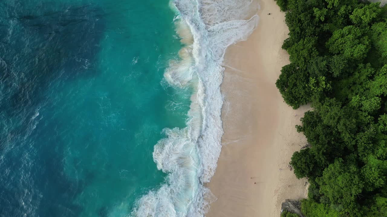 无人机鸟瞰蓝绿色的海水和大浪，印度洋，努沙佩尼达，印度尼西亚巴厘岛视频下载