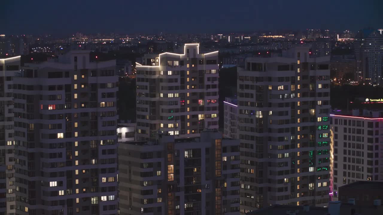 现代多层住宅。高架景观城市天际线。夜间灯光照明延时。城市夜景。未分级，佳能，C- Log, C- Log, Log视频素材