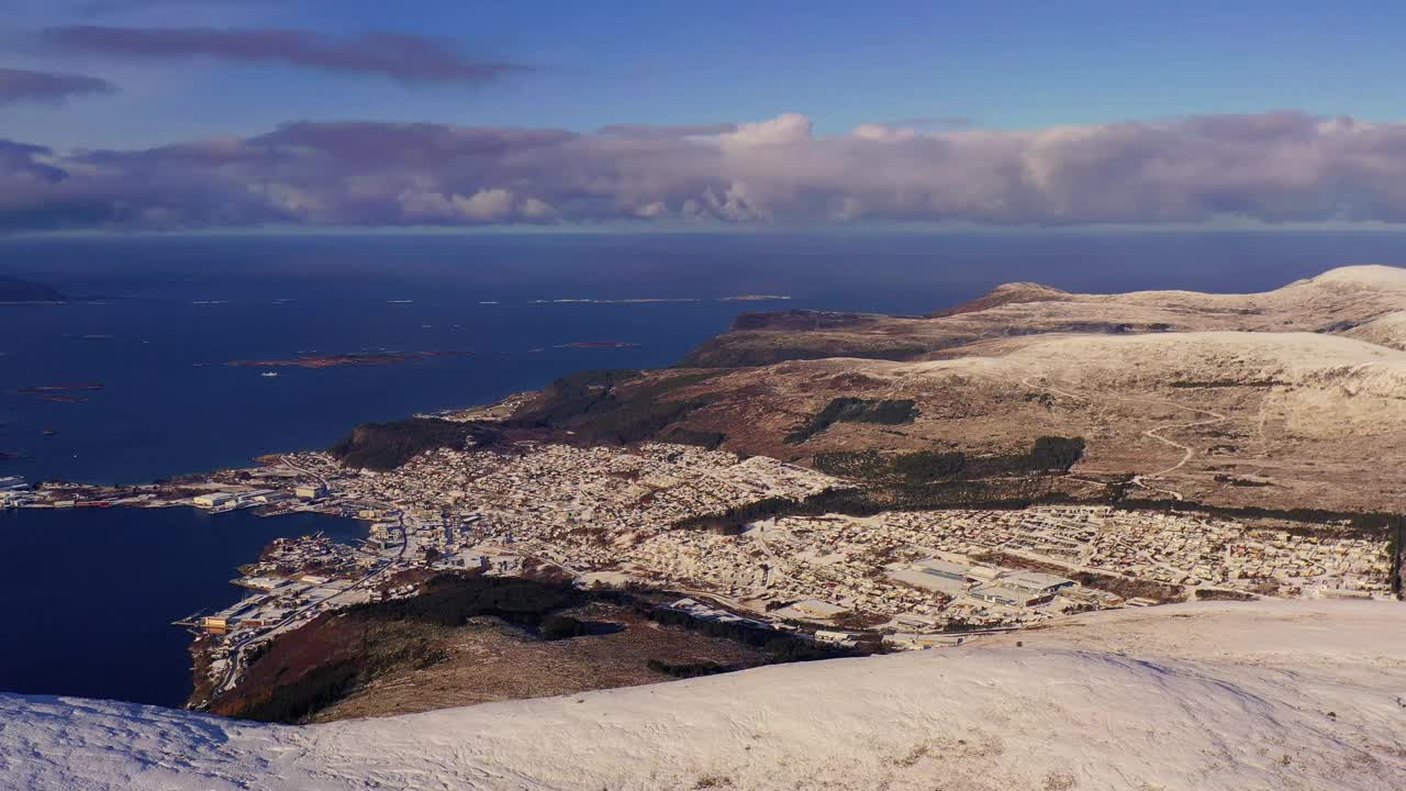 挪威冬季海上城市壮观的空中冬季山区景观视频素材