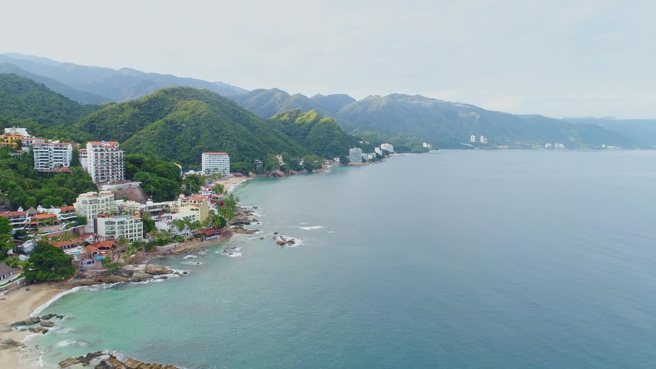 太平洋海岸线，墨西哥巴亚尔塔港视频素材