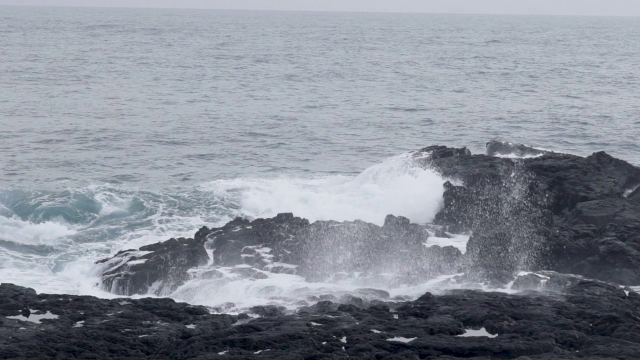 海浪拍打着冰岛黑色多岩石的海岸线视频素材