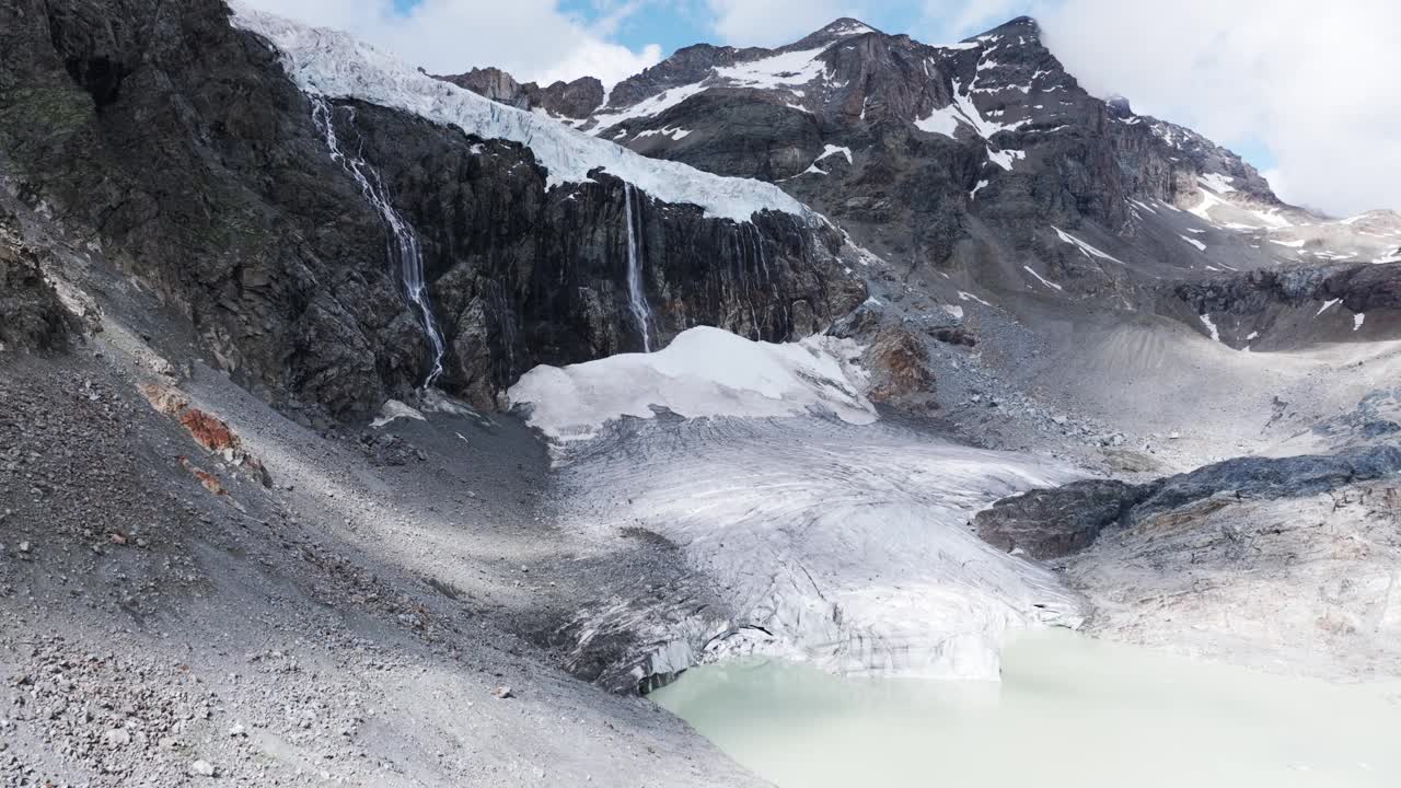 夏季意大利北部Valmalenco的Fellaria冰川的冰景。航拍无人机前视视频素材