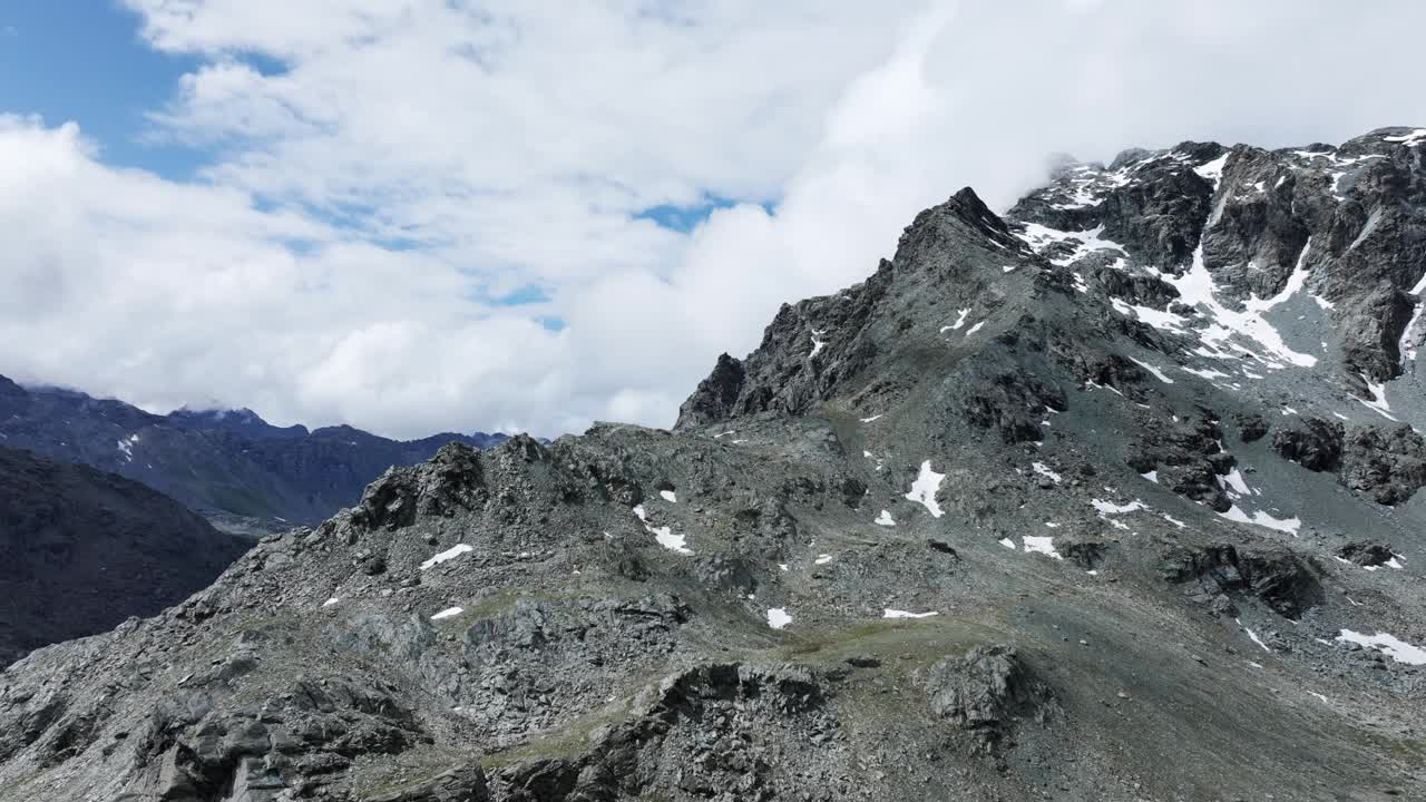 令人印象深刻的自然费拉里亚山峰在夏季Valmalenco，意大利。无人机航拍图视频素材