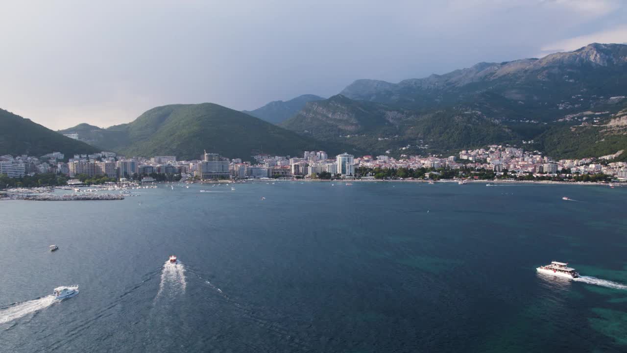 布德瓦，黑山海岸天际线与船和山的背景-空中视频素材